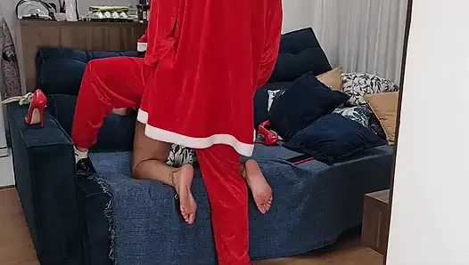 Sinterklas ngentot istrimu sambil nonton