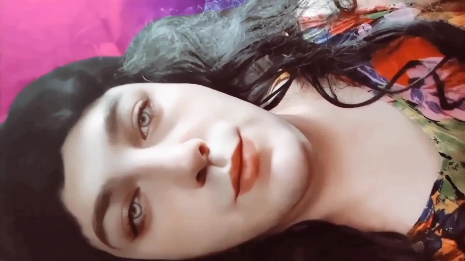Schattige femboy die oversized trui over blote benen trekt