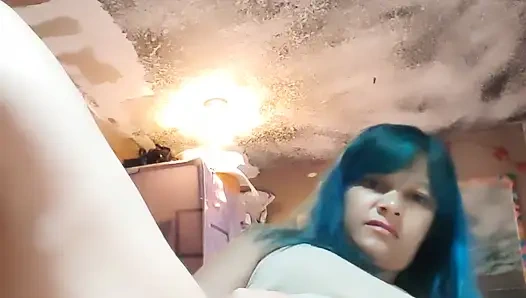 Неудовлетворенная жена Lusi думает о том, чтобы изменять своему