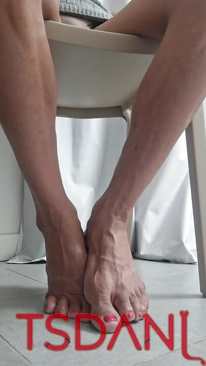 A la maison, je montre mes pieds par la voix, je pense au moment où ce sera merveilleux de les sucer tous la nuit