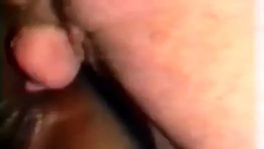 Ein sehr versautes schwarzes mädchen, das einen fremden nach hause nimmt, um sie vor ihrem freund zu ficken.