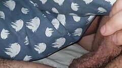 Hijastra cachonda seduce al padrastro con una increíble paja debajo de la manta
