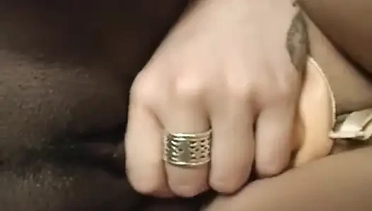 Чернокожая тинка и татуированная шлюшка сосет хуй и получает анально дрючок в винтажной оргии