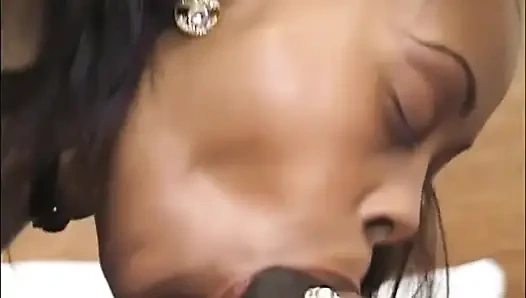 Memek berbulu hitam pantat besar menjilati di kamar tidur