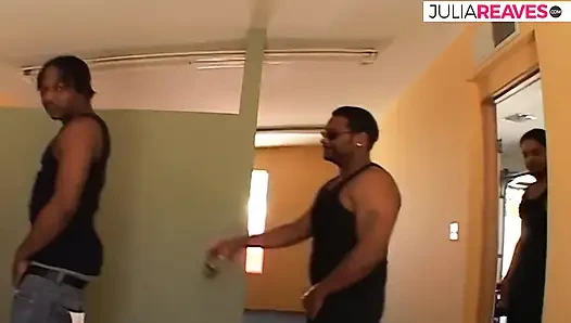 Sarışın kız canavar zenci yarağını emiyor ve sonra götten sikiliyor ve boşalıyor