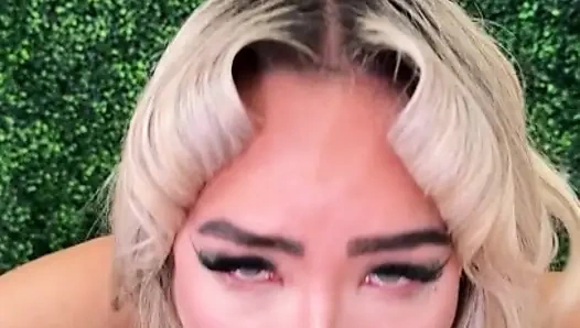 Hottie luna luxe ist eifrig und schluckt einen riesigen langen schwanz