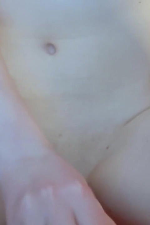 Geiles schätzchen wacht mit einem harten schwanz auf