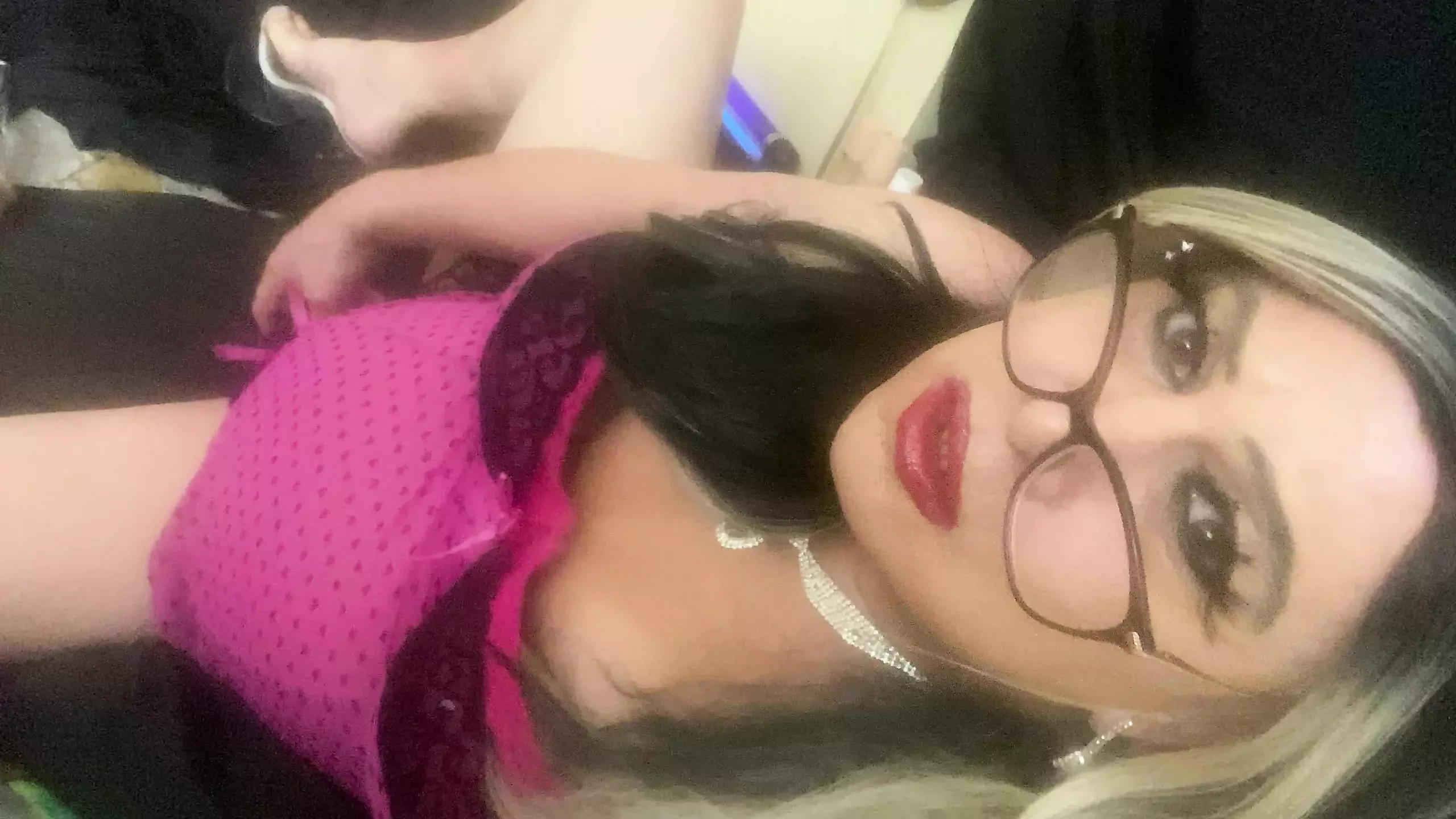 Krissy Sweets folosind inel de pulă și jucărie anală