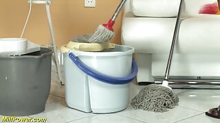 Une MILF mince reçoit une bite bien dure