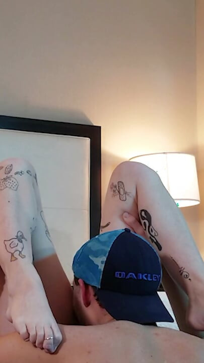 Het poesje van een tengere getatoeëerde tiener eten - compilatie 3