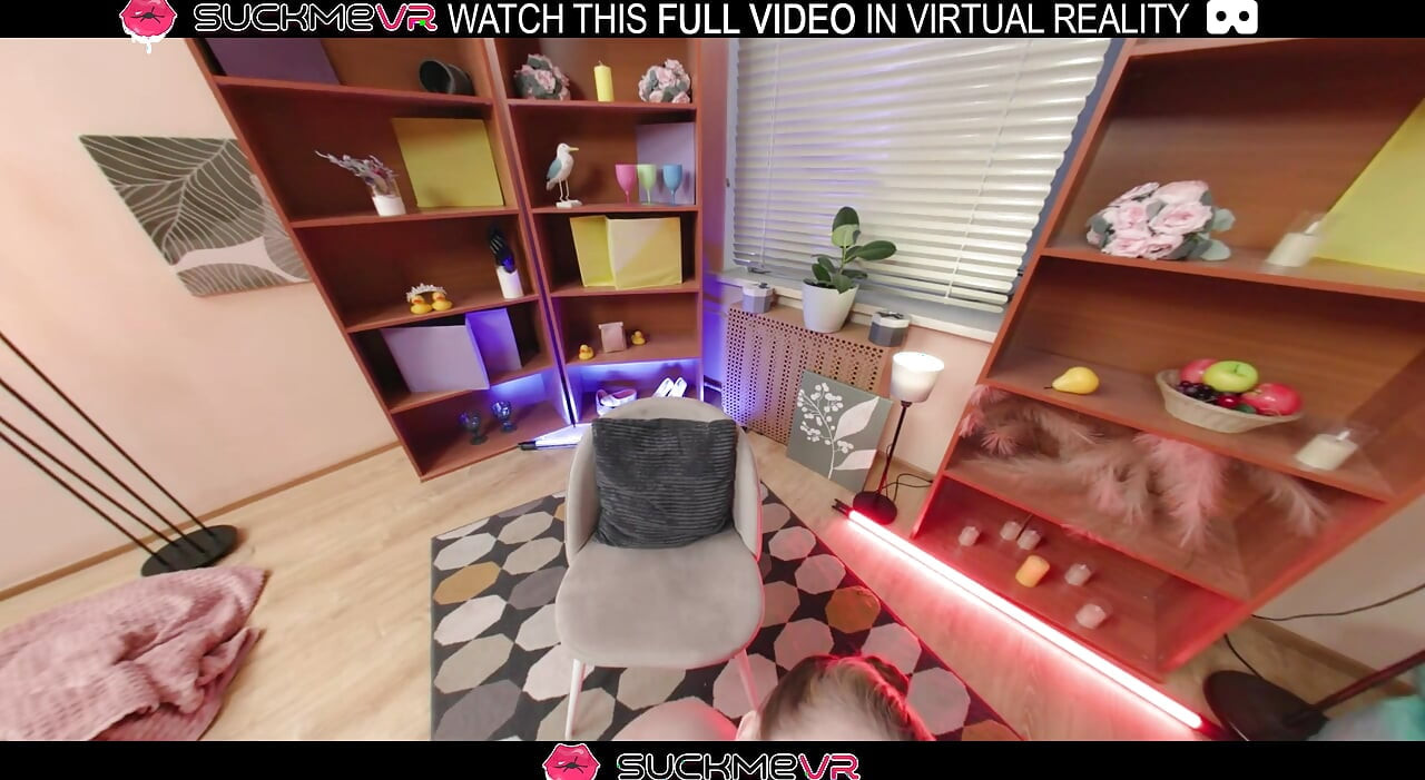 Deslumbrante loira Molly Stone está gemendo enquanto fode bem em VR.