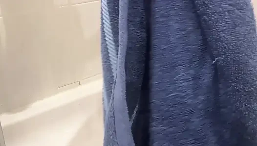 Ayak sevenler için ayak yıkıyor