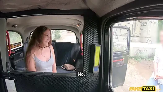 Fake taxi -venom evil nimmt ihr höschen tief in den hals, während sie hart gefickt wird