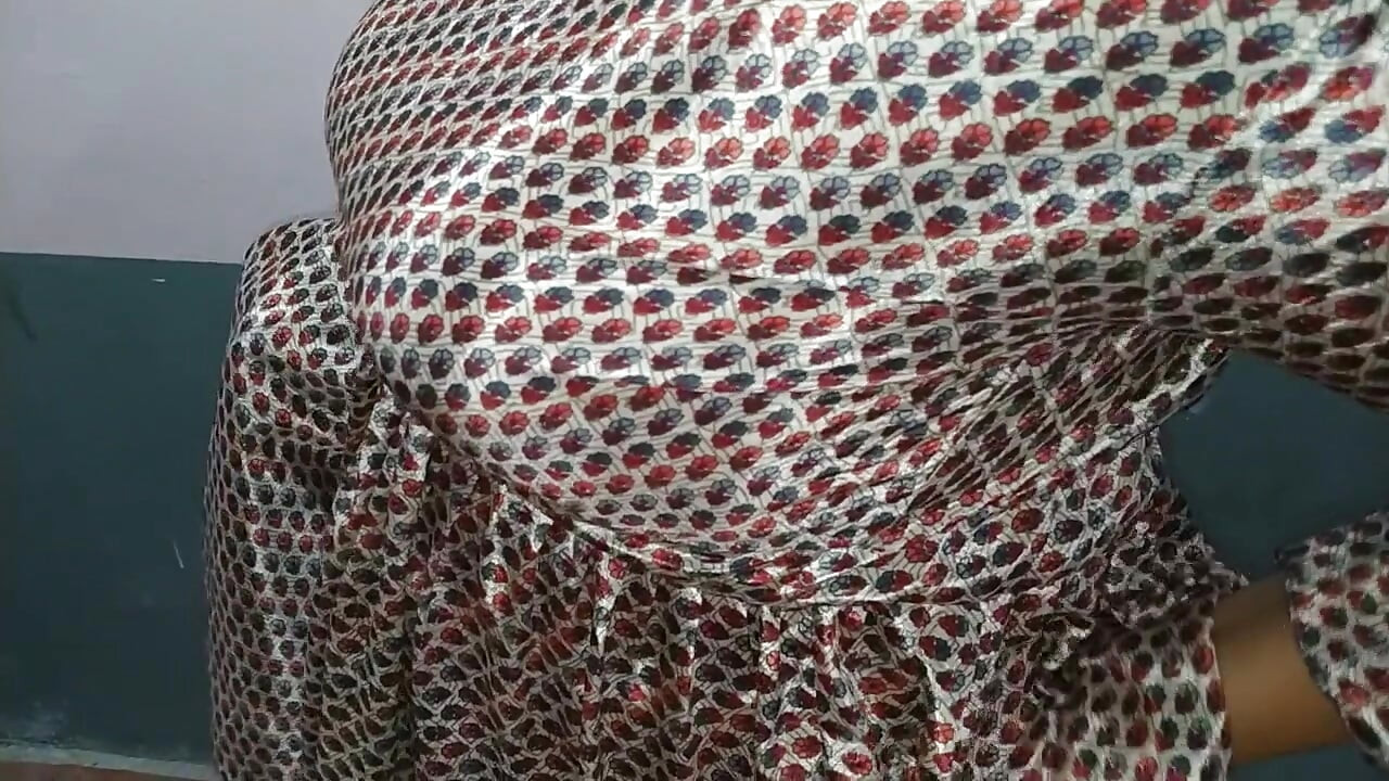 Fată asiatică cu forme care arată țâțe mari și gaură de cur