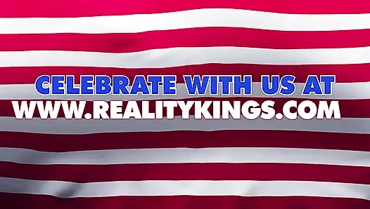 Reality kings - ateşli orta yaşlı seksi kadın Teksas Patti oğlunun en iyi arkadaşına ev sahipliği yapıyor ve çarşafların altında ateşli bir uyandırma sikişi yapıyor