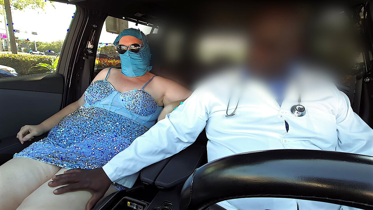 Jamdown26 - el médico negro casi es atrapado tocando paciente blanco de hijab gran coño afeitado públicamente al aire libre en su auto - grandota