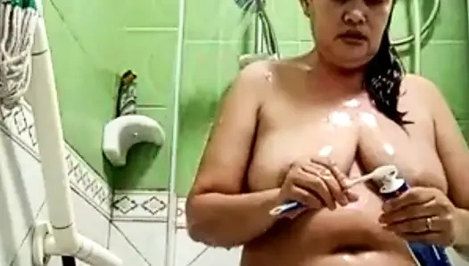 Cuma nonton pantat bahenolnya mandi pagi-pagi ini