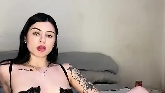 Латина-тинка Lola Bloom стекает от огромного дилдо