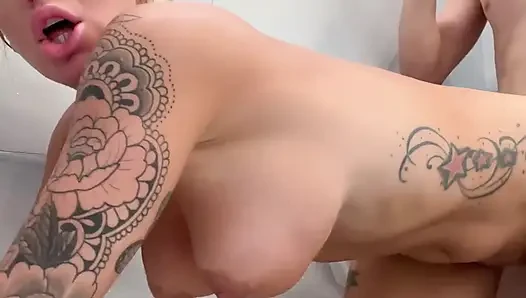 Ibu tiri seksi rambut pirang lolly dames lagi mandi bareng waktu nggak ada orang di rumah