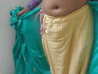 Piękna panna młoda Bhabhi w Banarasi Sari miała dużo zabawy w sex room seksowne wideo pełne seksowne ...