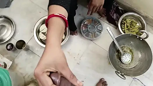 Seans 29. Odayı sikiyorum ve mopping yapıyorum, devar'daydım ve sırtım çok acıtıyordu, devar, şimdi çok iyi