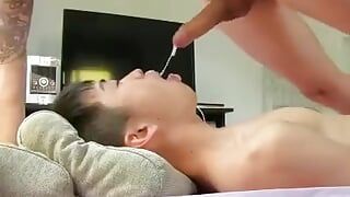 Un morceau blanc éjacule les mains libres sur le visage d’une adolescente asiatique