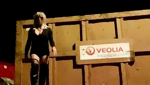 Sandra sürtük, geceleri gösteriş yapıyor ve işiyor