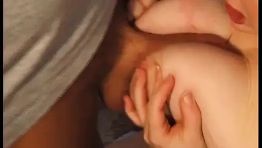 Büyük memeli memeli Alman orta yaşlı seksi kadın göğüslerine boşalmadan önce sikiliyor