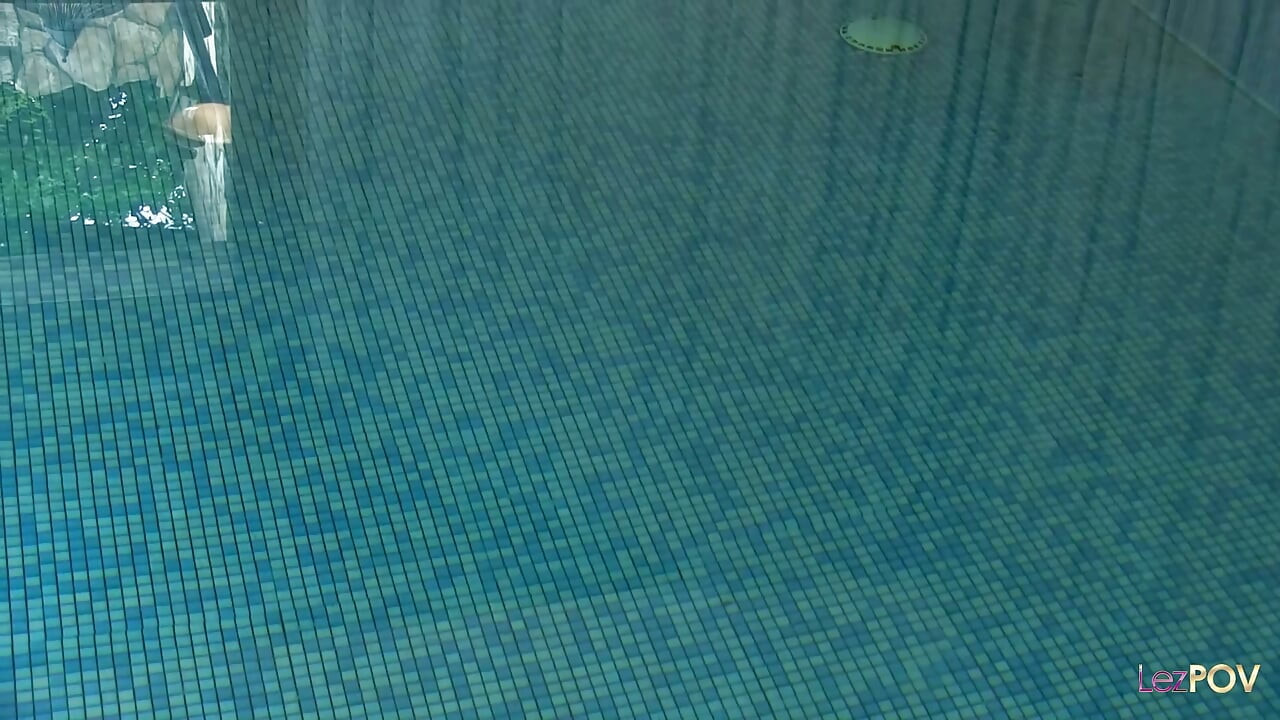 A piscina quase os fez cair nela, mas o compromisso lésbico era forte aqui