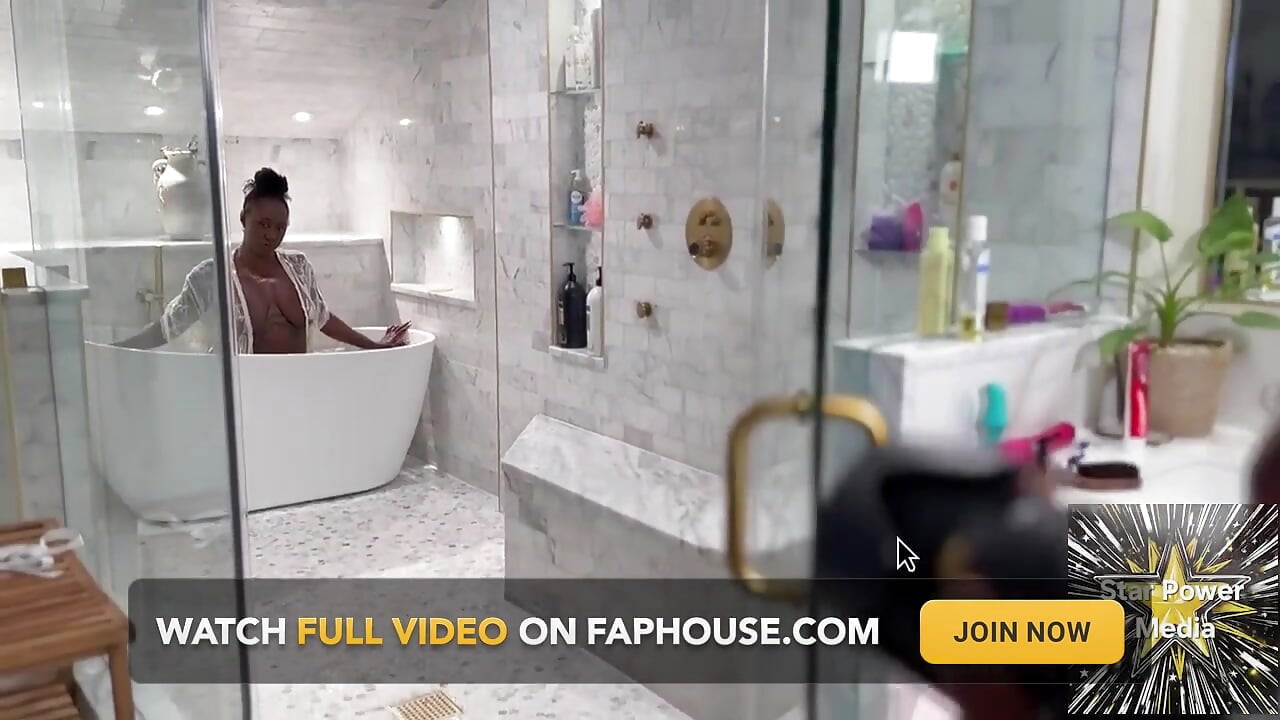 Sultry Soak: หยอกล้ออาบน้ําซุกซนของ Giana