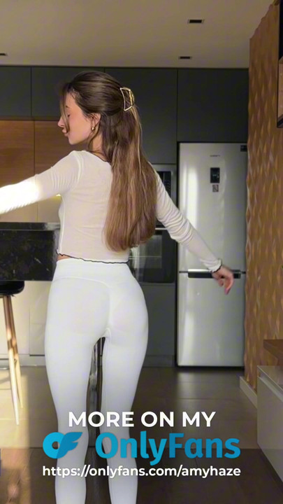 大きくてジューシーなお尻のホットフィットブルネットは、ワークアウトの準備をします