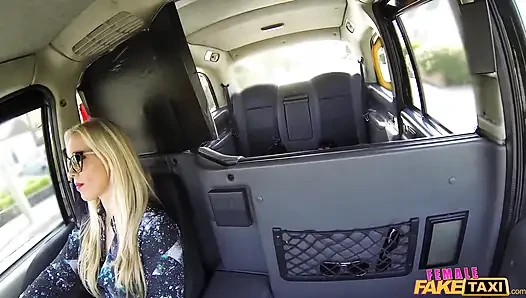 Female fake taxi - taksi brazen ride meningkat ketika penumpang mengekspos dirinya sendiri lalu dipukul & dientot toketnya