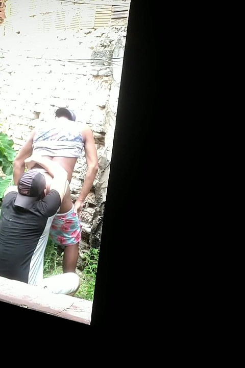 配達員が廃墟の敷地に登り、コンドームなしでセックスをする - パート2