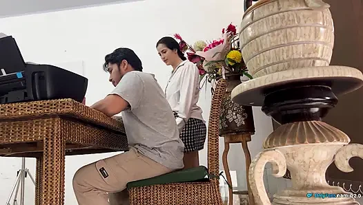 Sekreter beni baştan çıkarıyor ve o mükemmel götü iyi bir sikişmeyi kabul ediyorum!