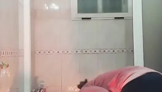 Pacar di kamar mandi
