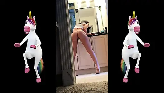 Cewek hot rambut pirang dengan toket besar ini lagi asik muasin memeknya pakai mainan seks live di webcamsoda