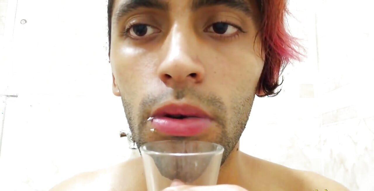 Remplir un verre de crachat et me branler jusqu’à ce que j’éjacule et bois mon sperme.