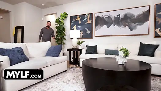 Unersättlicher kleiner puck nimmt zwei schwänze gleichzeitig in ihre muschi