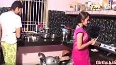 Caliente bhabhi y dewar tienen romance en la cocina mientras su marido no está en casa