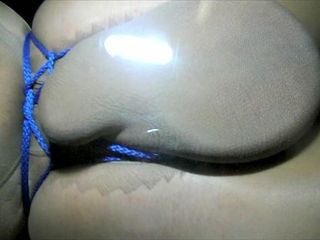 Bondage com meia-calça azul