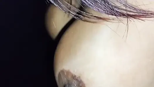 Aku nyepong kontol orang asing di gloryhole klub swinger!