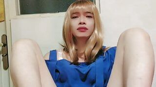 Shemale Ting-Xuan мастурбирует анальный секс в платье