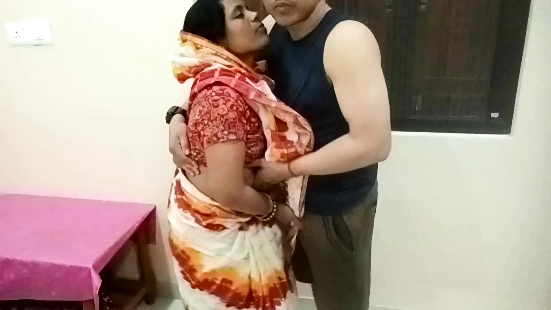 新婚印度 Priyanka Bhabhi 深喉口交和骑乘坚硬鸡巴深入紧黑色阴户与年轻的继兄弟