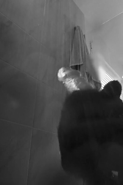 异性恋男人在淋浴时用假阳具自慰（第1部分）