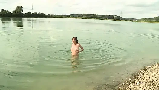 Трах на улице с горячей и сексуальной брюнеткой