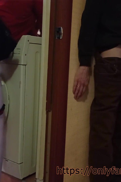 Żona zdradza męża na imprezie, a rogacz ogląda