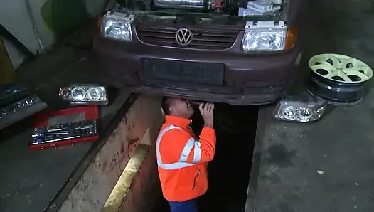Blondine mit dicken möpsen fickt mit automechaniker auf dem auto ... in den mund kommen