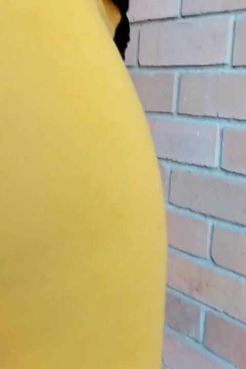 大屁股在门外露出