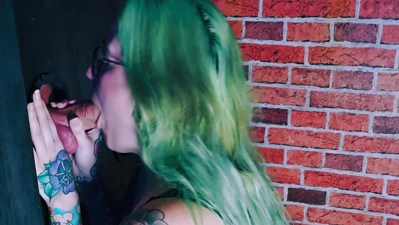 A chupar um pau grosso no gloryhole