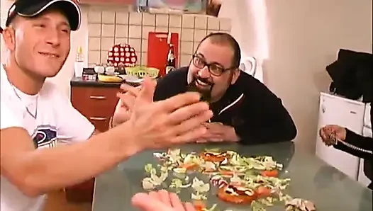 Seksi esmer hatun mutfakta büyük yarak emiyor... ağzına boşalma